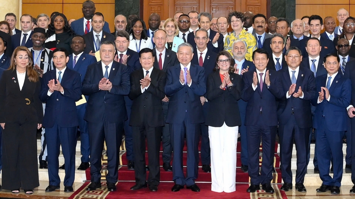 Party leader receives heads of delegations to Hanoi Convention signing ceremony